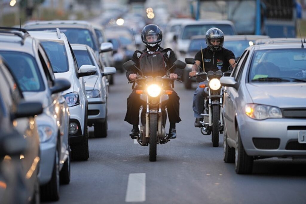 motociclista-de-aplicativo-e-levado-para-cativeiro-e-tem-moto-roubada