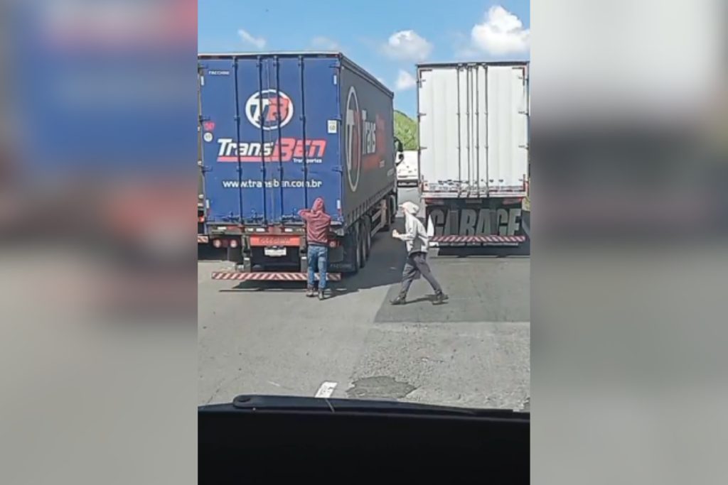 suspeitos-sao-flagrados-tentando-roubar-carga-de-caminhoes-em-rodovia.-veja-video