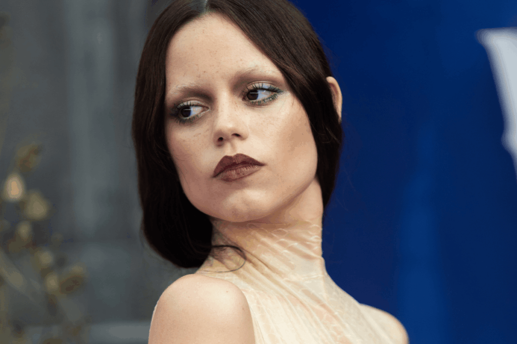 jenna-ortega-vive-polemica-por-suposto-namoro-com-neonazista.-entenda