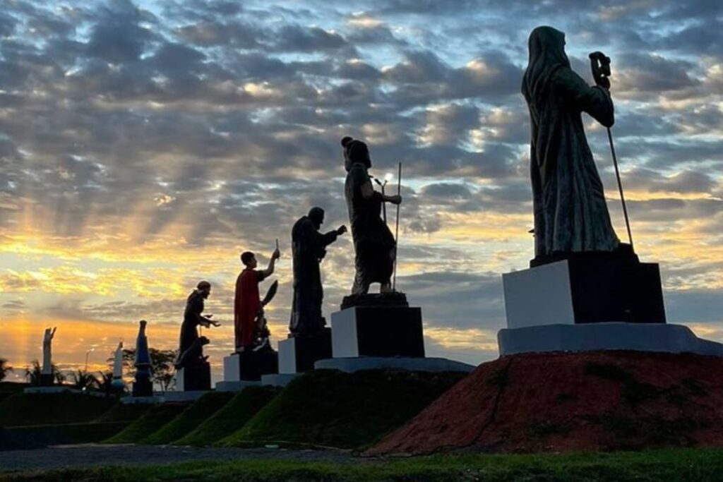 com-santos-de-ate-10-metros,-empresario-cria-espaco-para-devocao-em-sp