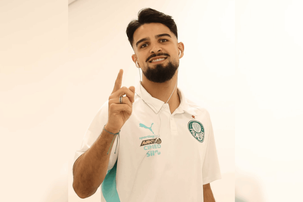 com-200-jogos-pelo-palmeiras,-flaco-lopez-e-homenageado-pelo-clube