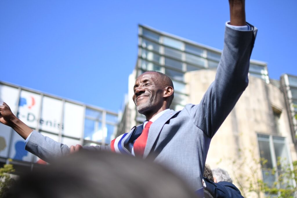 ataques-racistas-contra-prefeito-geram-protestos-na-regiao-de-paris