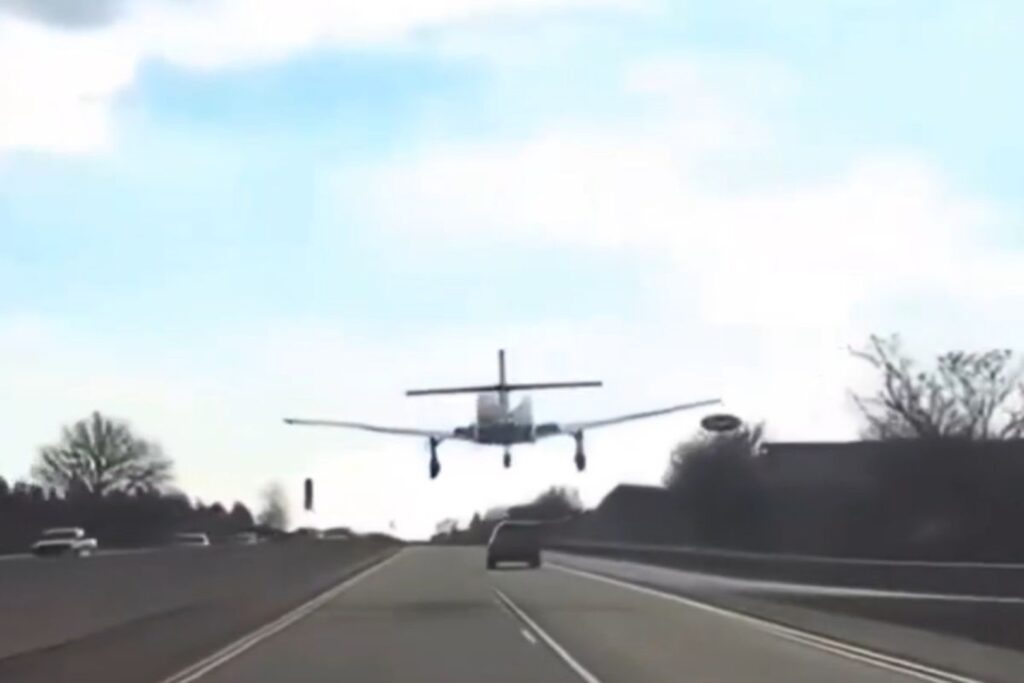 aviao-faz-pouso-de-emergencia-em-rodovia-movimentada-dos-eua.-veja-o-video