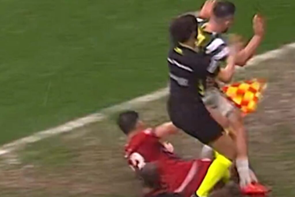 arbitra-leva-carrinho-em-jogo-na-turquia-e-e-ignorada-por-jogadores