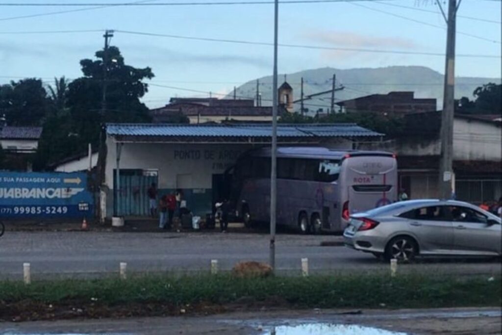 onibus-invade-rodoviaria-no-interior-da-bahia;-ha-pelo-menos-2-mortos