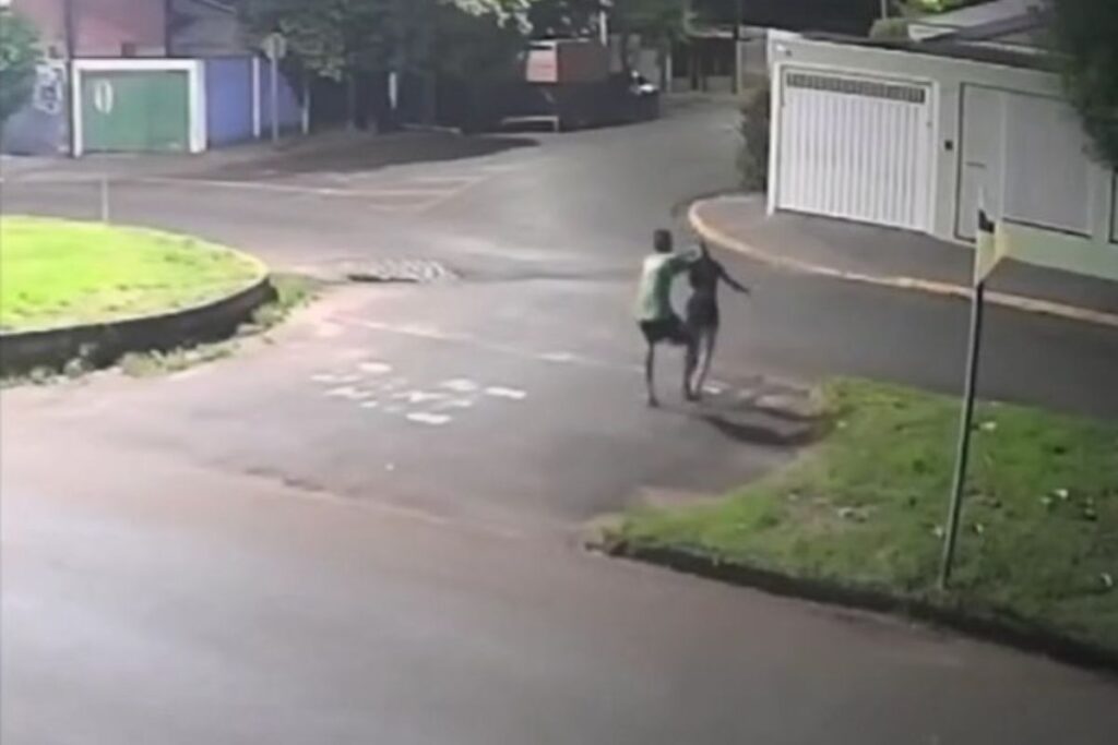 homem-persegue-e-mata-ex-namorada-com-30-facadas-no-meio-da-rua.-video-forte