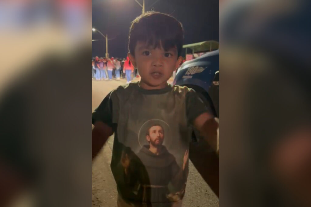 crianca-pede-ajuda-a-pm-para-“salvar-jesus”-durante-via-sacra-em-goias.-veja-video