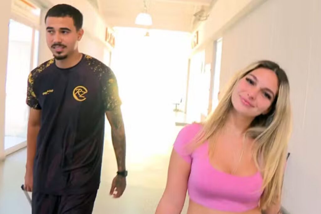 casal-joga-canetas-emagrecedoras-no-telhado-e-chega-rindo-a-delegacia.-veja-video