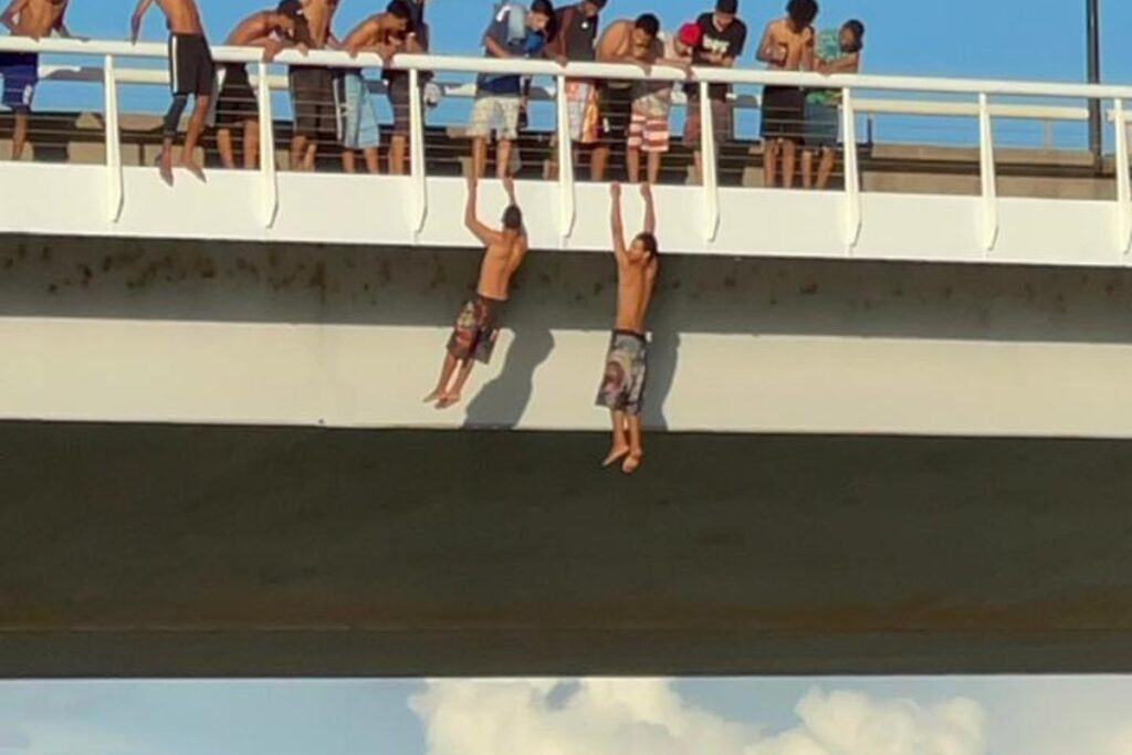 banhistas-pulam-da-ponte-jk-no-lago-paranoa-e-bombeiro-alerta:-“risco-de-morte”