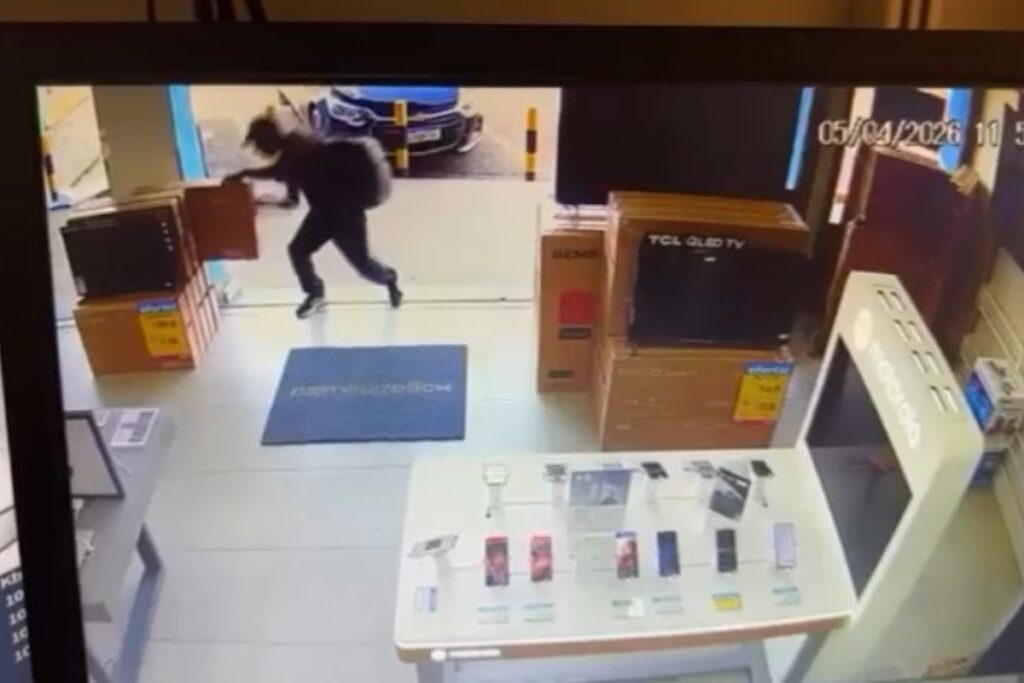 na-cara-dura,-ladrao-disfarca-e-furta-tv-de-32-polegadas-de-loja-no-df.-veja-video