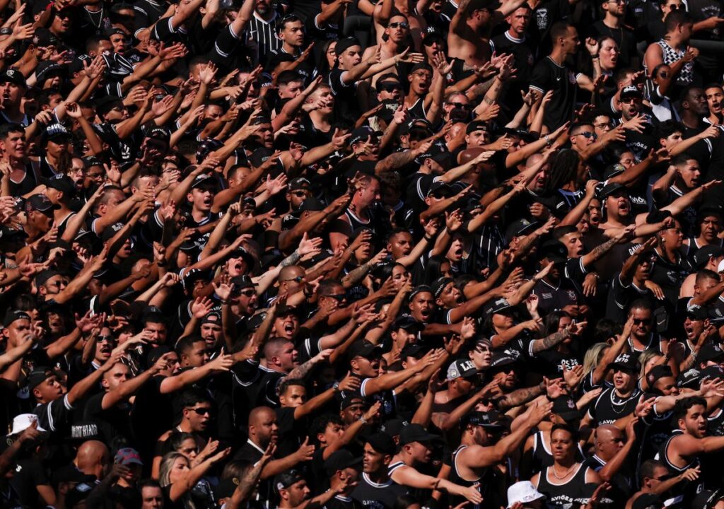 torcida-do-corinthians-protesta-no-ct-apos-nova-derrota;-confira
