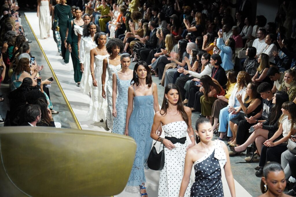 zinc-complements,-amek-e-hills-abrem-a-passarela-do-metropoles-catwalk.-assista-aos-desfiles