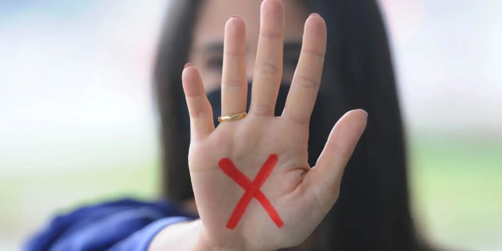 rj:-combate-a-violencia-contra-mulher-tera-gesto-de-socorro-com-a-mao
