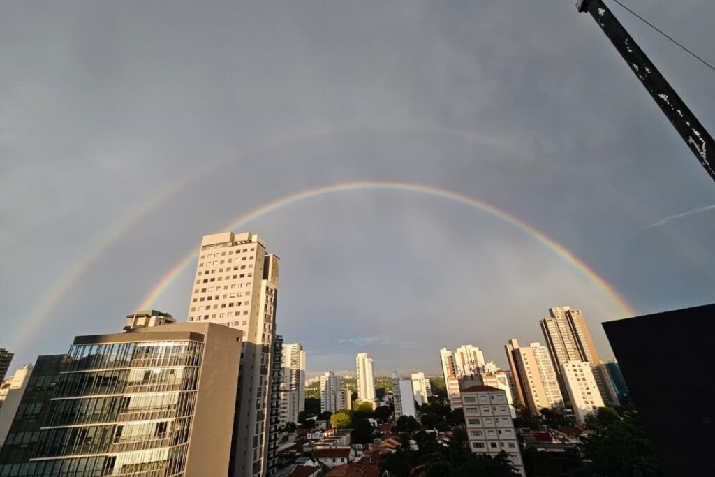 dois-potes-de-ouro?-arco-iris-duplo-e-formado-no-ceu-de-sp.-video-e-fotos