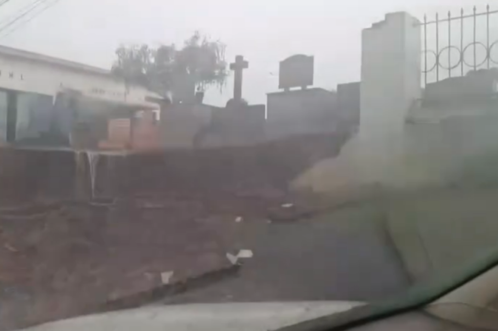 chuva:-muro-de-cemiterio-cai-e-ruas-sao-interditadas-no-interior