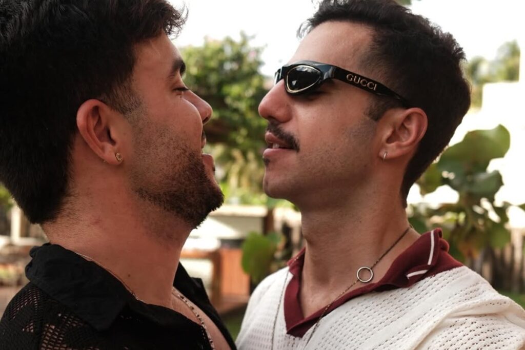 alvaro-xaro-e-matheus-lisboa-posam-em-clima-de-romance-durante-viagem