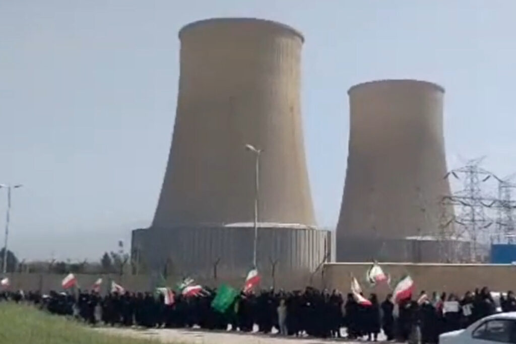 iranianos-formam-corrente-humana-em-torno-de-usina.-veja-video