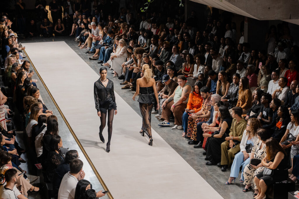 metropoles-catwalk:-acompanhe-ao-vivo-os-desfiles-desta-terca-feira-(7/4).-siga-no-youtube