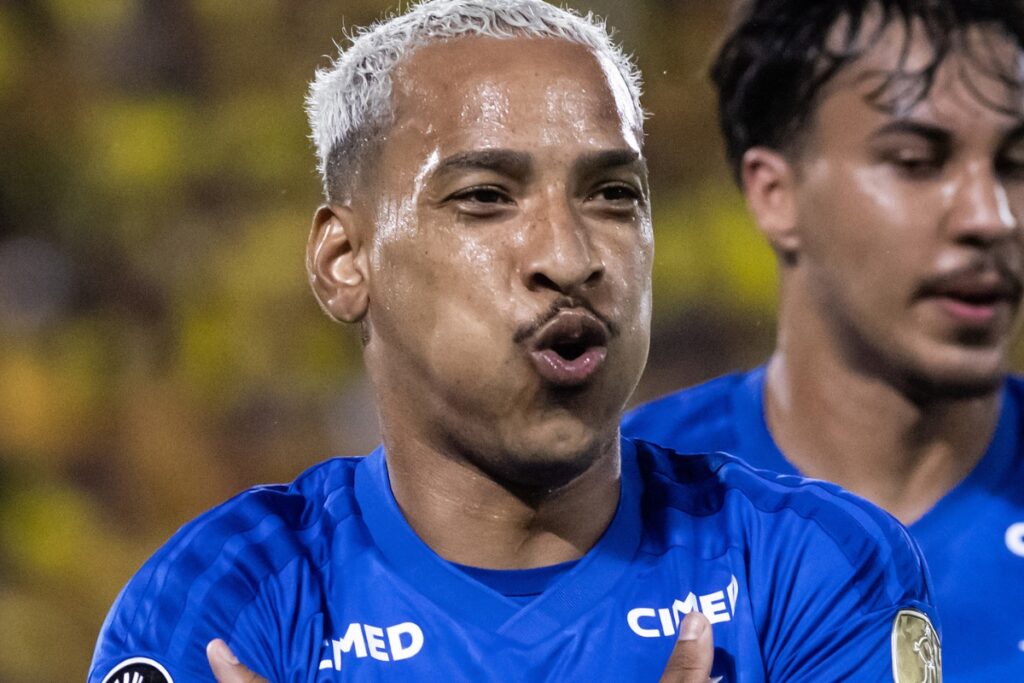 matheus-pereira-marca-e-cruzeiro-estreia-com-vitoria-na-libertadores