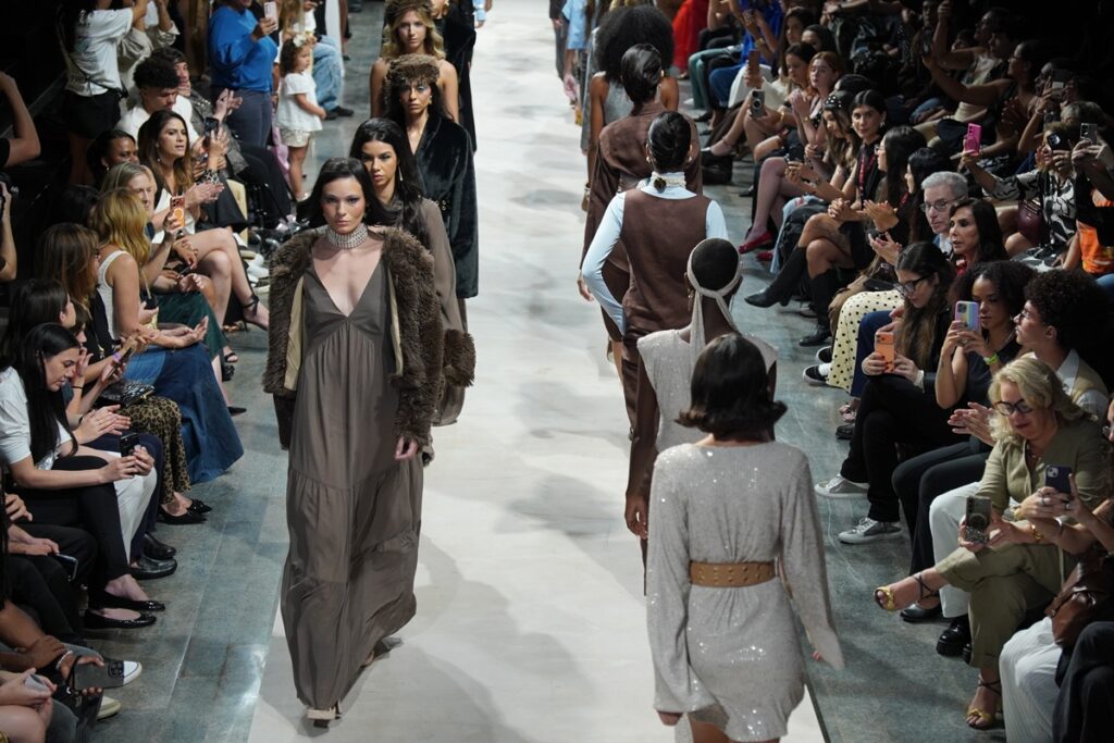 jeans-do-bem-e-biruta-celebram-a-atemporalidade-no-metropoles-catwalk.-veja-video