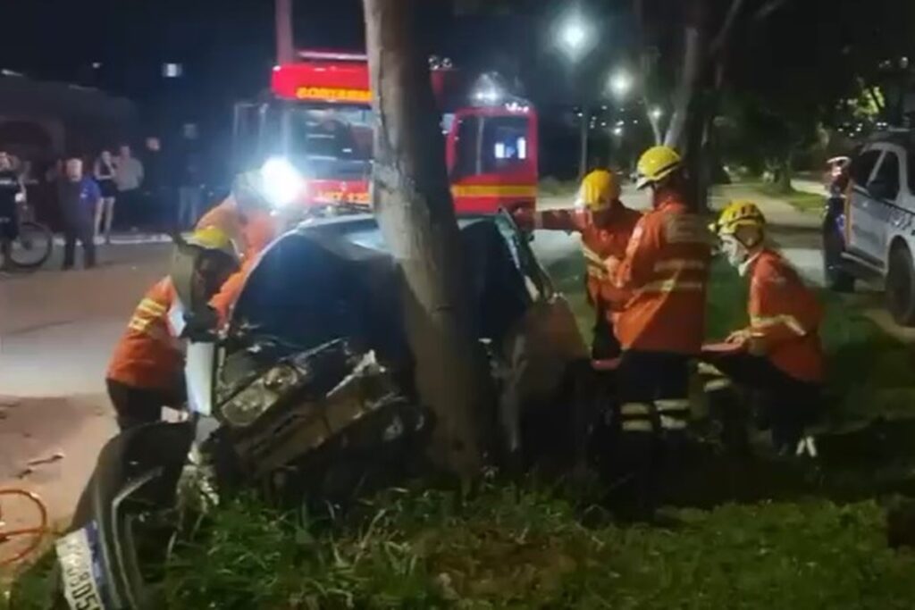 carro-bate-em-arvore,-fica-com-a-frente-destruida-e-deixa-2-feridos