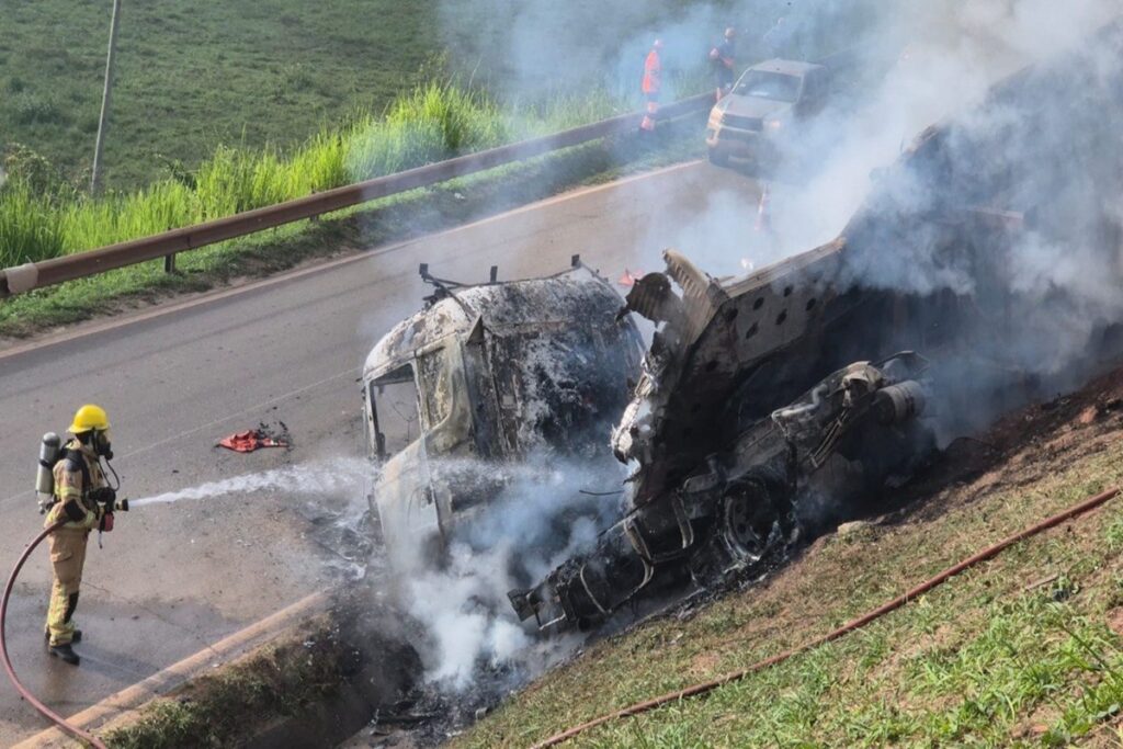 carreta-tomba,-tem-carga-saqueada-e-e-incendiada-na-br-381-em-mg.-veja-video