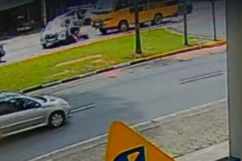 empresario-e-preso-apos-jogar-carro-contra-entregadora-em-moto.-veja