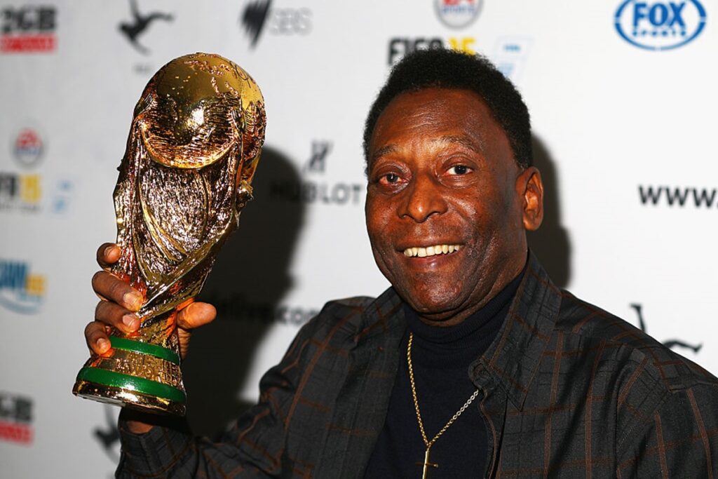 primeiro-contrato-profissional-de-pele-com-o-santos-completa-69-anos