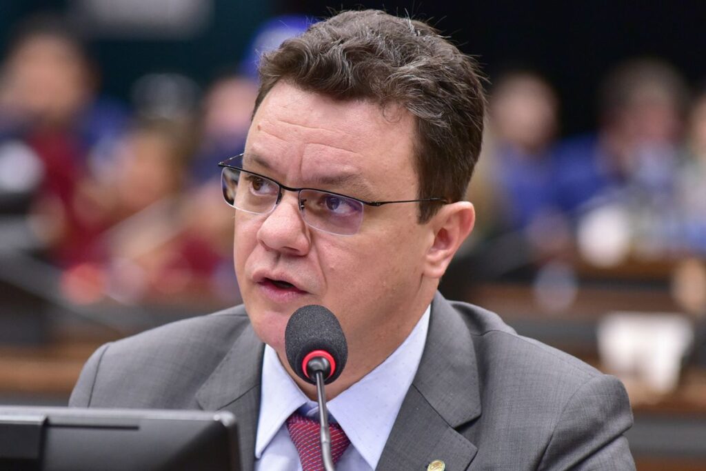 com-apoio-de-12-partidos,-deputado-do-pt-registra-candidatura-ao-tcu