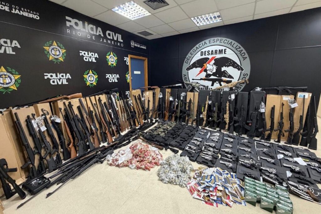 policia-civil-descobre-arsenal-com-160-armas-em-comercio-no-rj