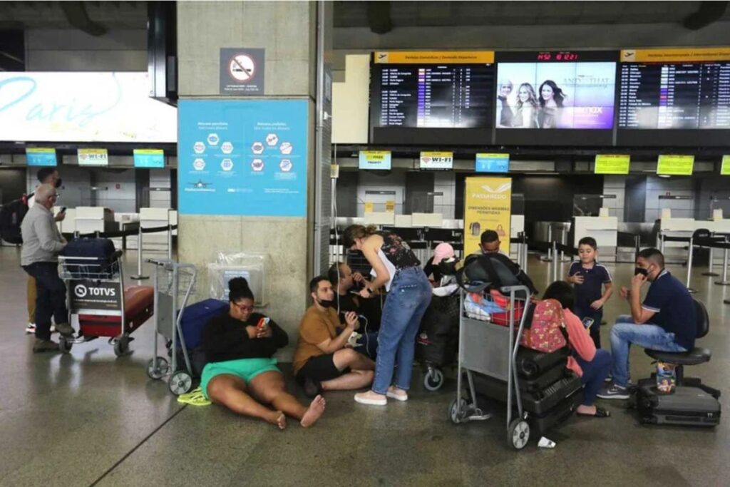 pane-em-aeroportos:-passageiros-aguardam-mais-de-1h-dentro-de-avioes