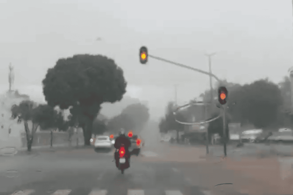 chuva-forte-e-semaforo-desligado-atrapalham-transito-na-w3.-veja-video