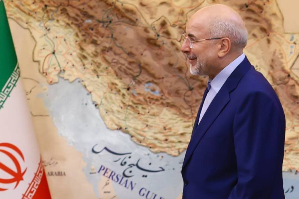 ira-diz-que-“tempo-esta-acabando”-e-ameaca-revidar-violacoes-dos-eua