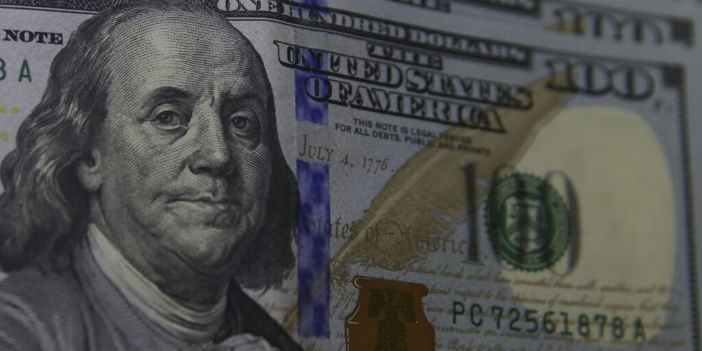 Dólar cai a R$ 5,06, e bolsa bate recorde com alívio no Oriente Médio dolar-cai-a-r$-5,06,-e-bolsa-bate-recorde-com-alivio-no-oriente-medio