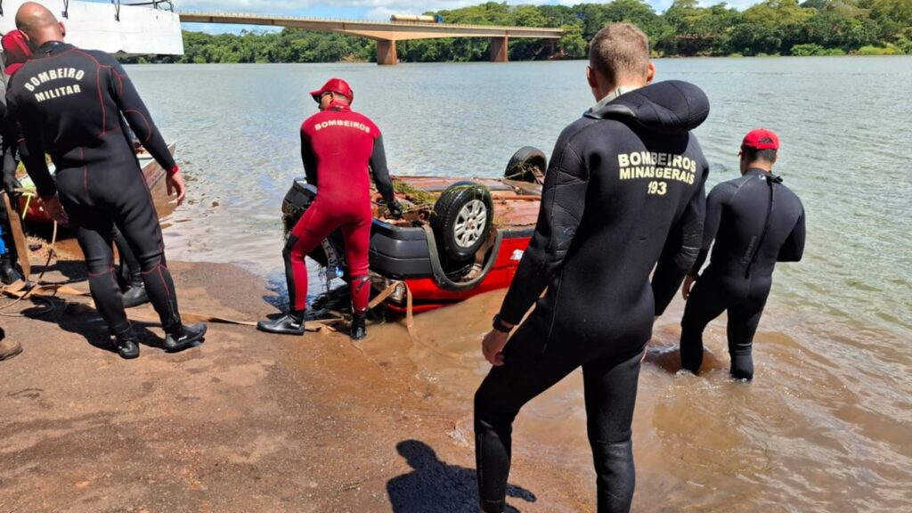 pai-e-filha-morrem-afogados-apos-carro-cair-no-rio-paranaiba-em-mg