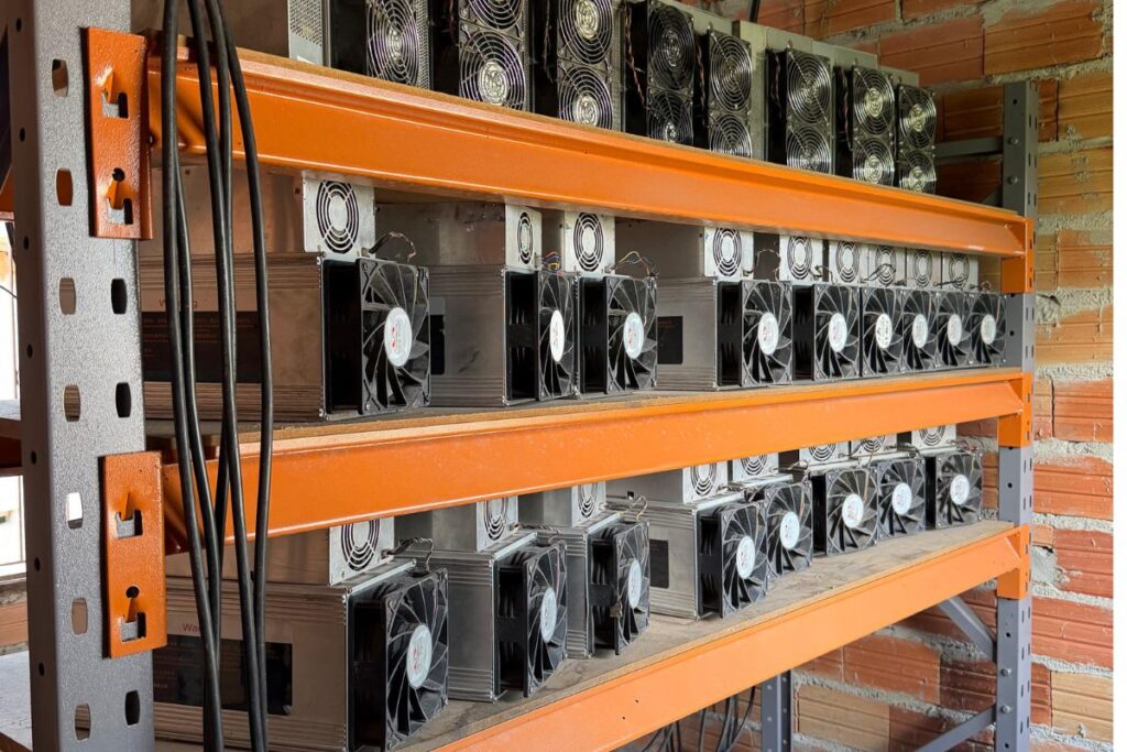 operacao-flagra-central-de-internet-funcionando-com-“gato”-de-energia.-video