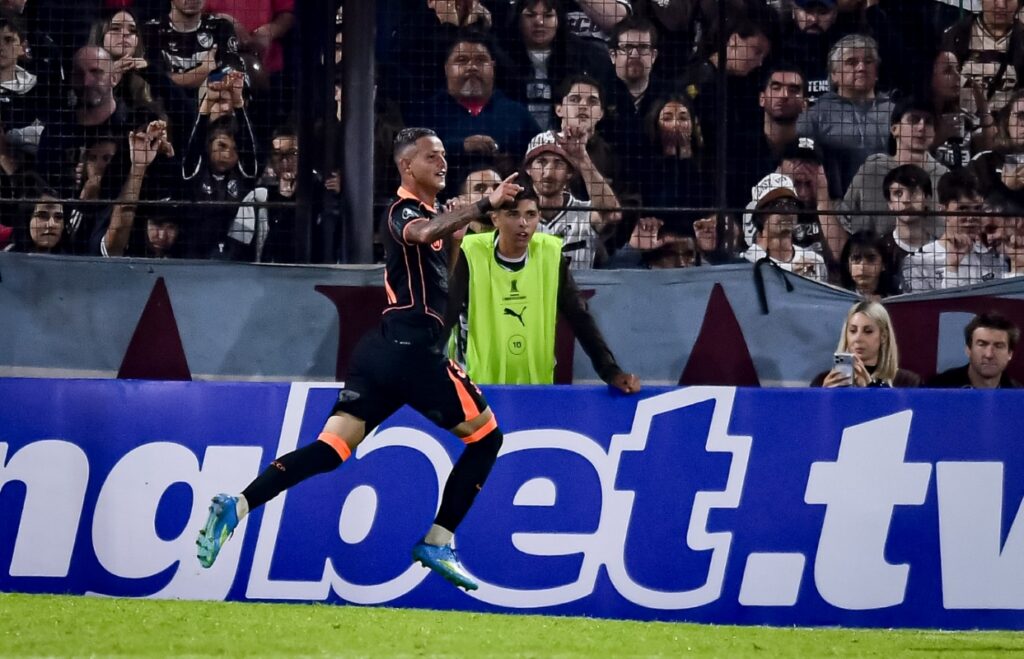 em-estreia-de-diniz,-corinthians-vence-platense-pela-libertadores