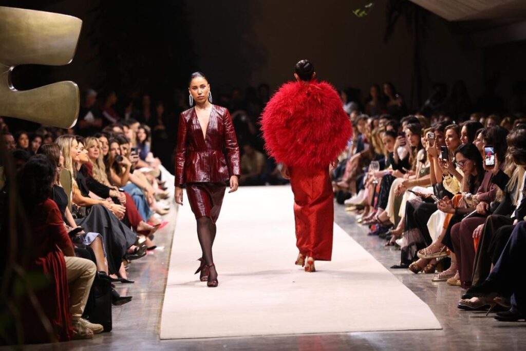 marina-bitu,-adriana-degreas-e-d-gaia-desfilam-no-metropoles-catwalk