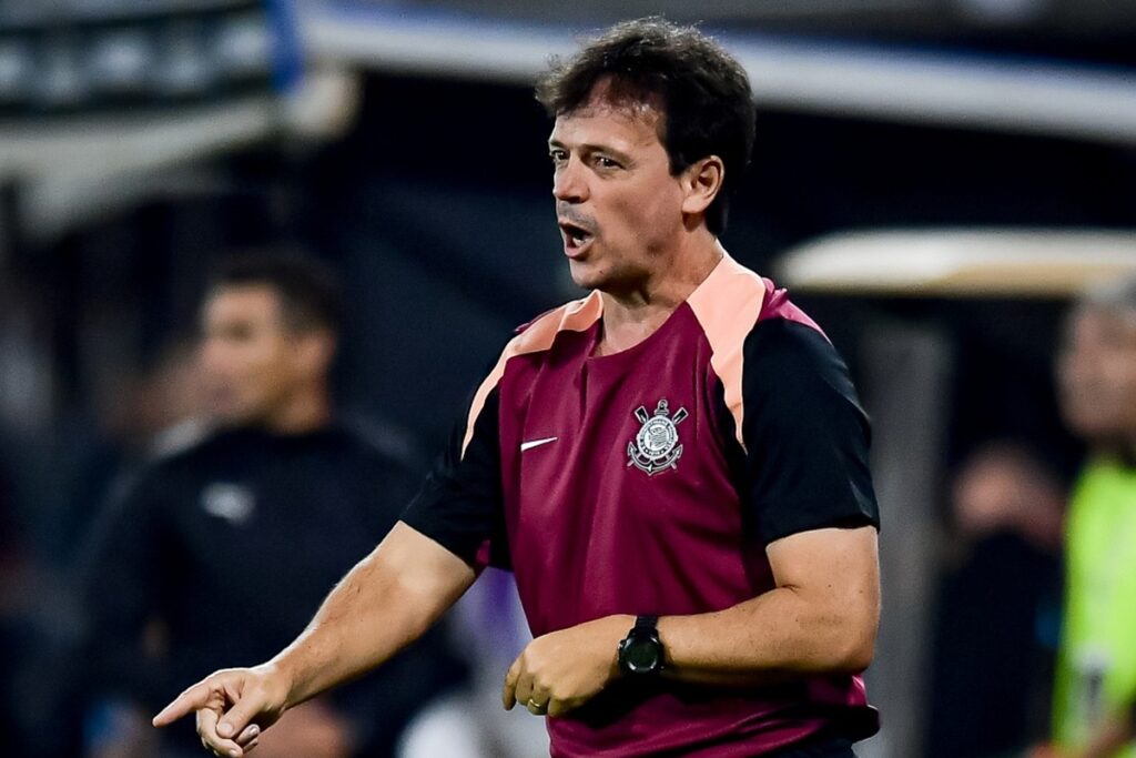 diniz-celebra-vitoria-em-estreia-e-fala-sobre-jogo-contra-o-palmeiras