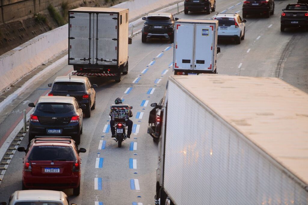 expansao-da-faixa-azul-para-motos-trava-no-ministerio-dos-transportes