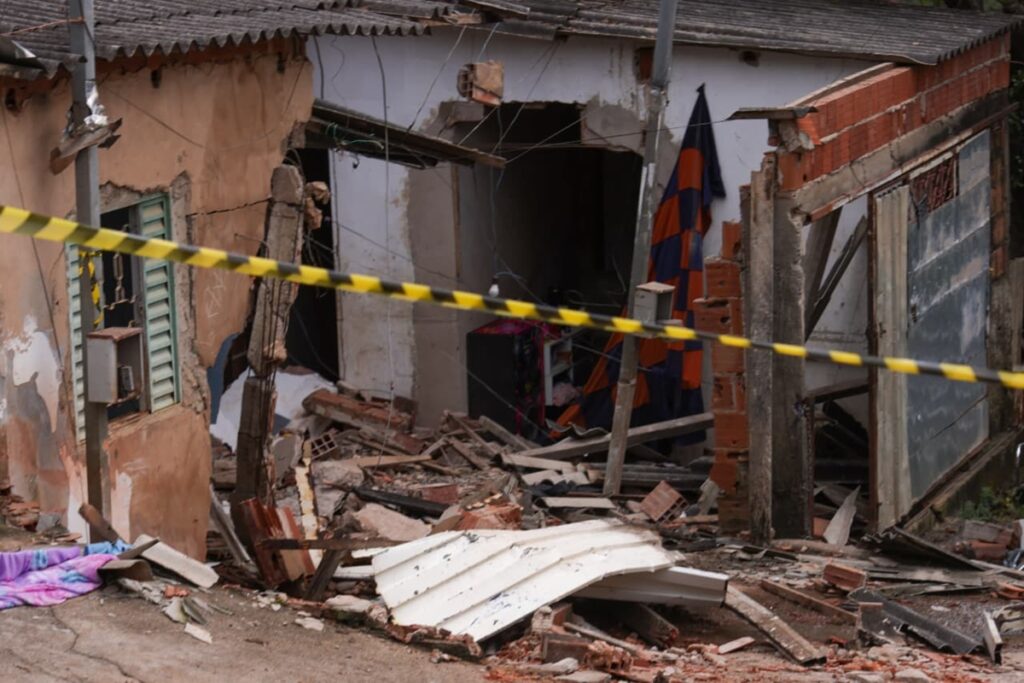 pai-de-crianca-soterrada:-“e-triste-chegar-e-ver-minha-filha-assim”