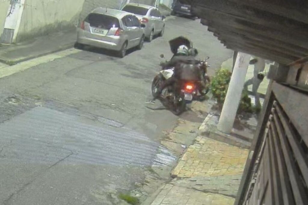 pm-feminina-reage-a-tentativa-de-assalto-e-mata-2-suspeitos-a-tiros.-veja-video