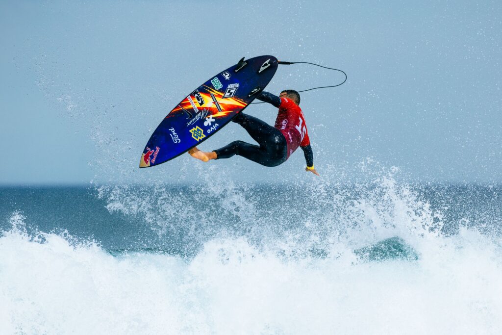 italo-ferreira-ironiza-juizes-apos-eliminacao-para-medina-na-wsl