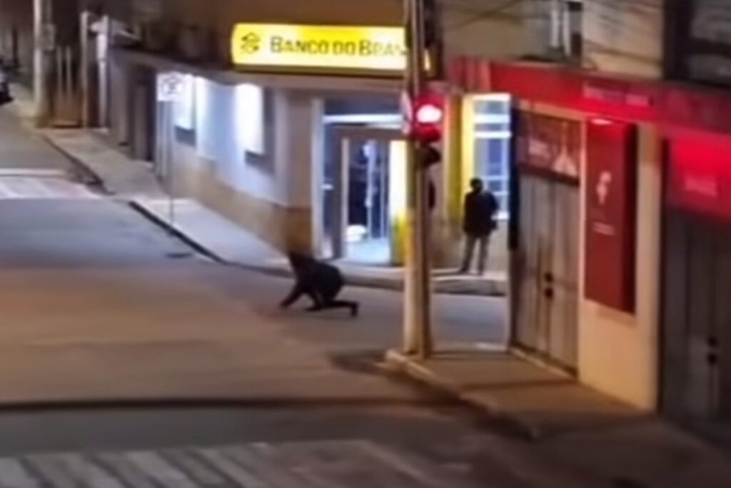 tres-suspeitos-sao-presos-apos-explosao-de-banco-em-guidoval-(mg).-video