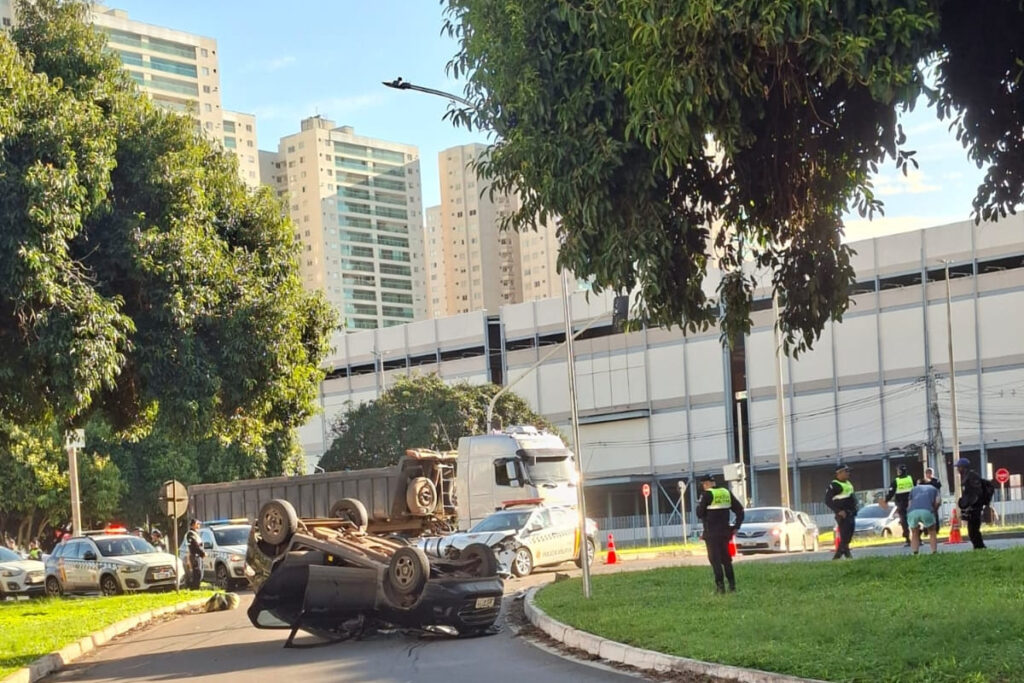 carro-capota-apos-colisao-com-viatura-da-pmdf-que-perseguia-fugitivo.-veja-video