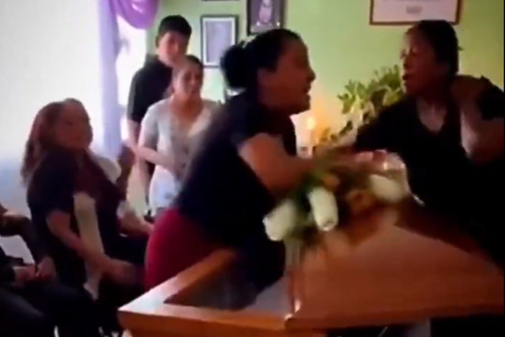 mulheres-descobrem-que-namoravam-mesmo-homem-e-brigam-sobre-caixao.-veja-video