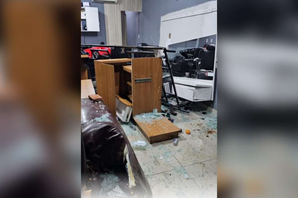 foragida-sem-cnh-perde-controle,-invade-barbearia-e-atinge-crianca.-video