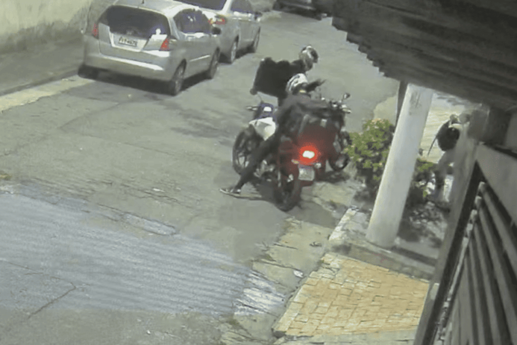 veja-momento-em-que-pm-feminina-reage-a-assalto-e-mata-2-suspeitos.-veja-video