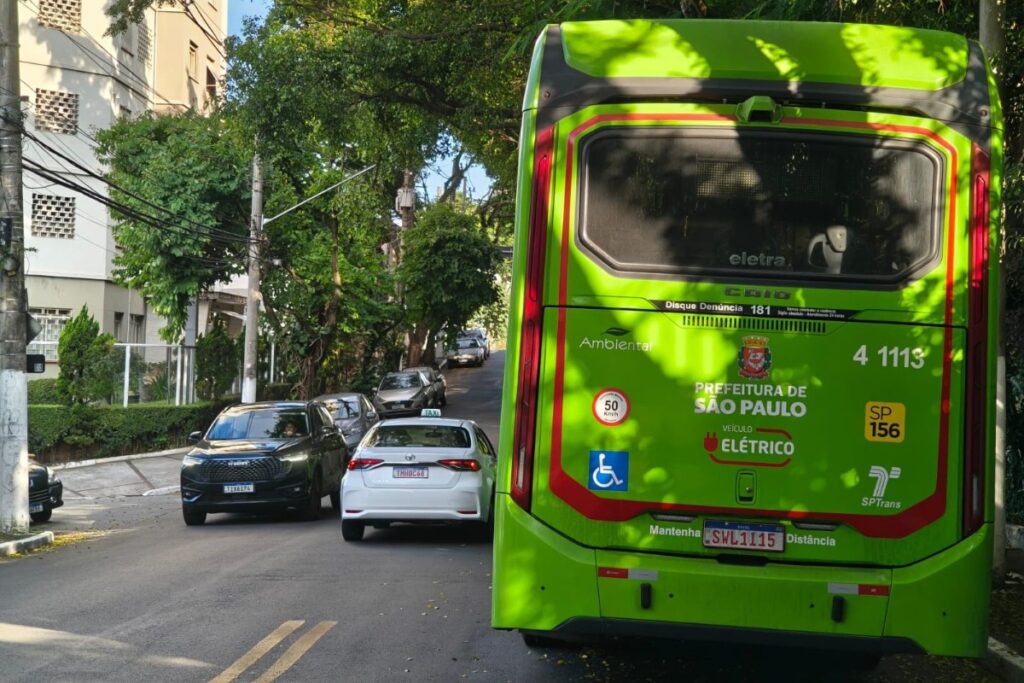 apos-polemica,-prefeitura-retoma-trajeto-de-onibus-em-rua-de-deputado.-video