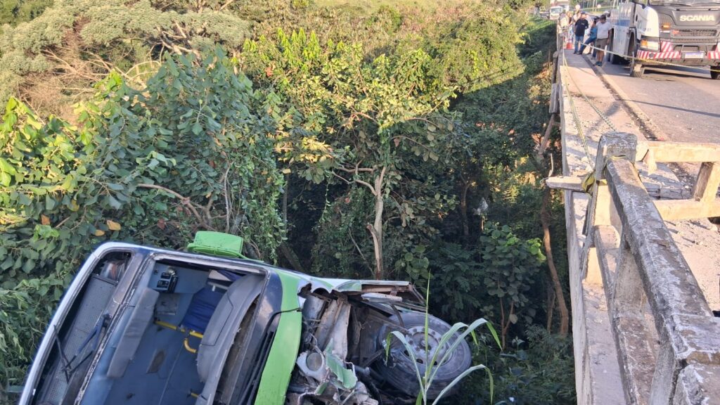 onibus-quebra-o-eixo,-cai-de-ponte-e-deixa-seis-feridos-em-ouro-fino